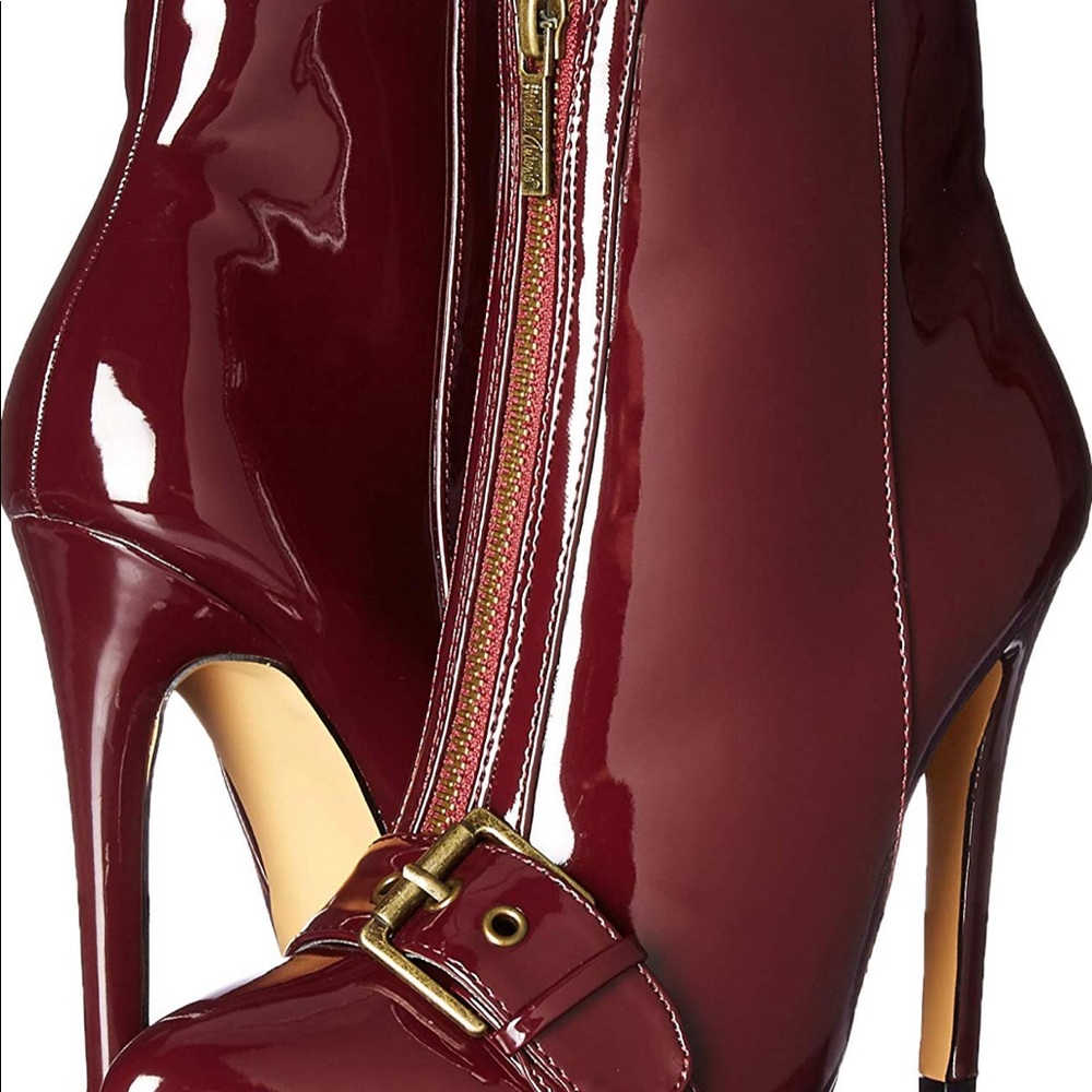 RUNS SMALL ( must be a size 7 to fit comfortable)